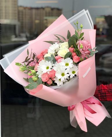Букет цветов из: Розы, Лизиантусы и Хризантемы в Саввинской Слободе